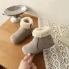 Botas de Nieve de Lana de Cordero para Niñas Modelo Nuevo 2026 Botines Cortos Peludos Vintage para Niños con Forro de Felpa Zapatos de Algodón Planos de Invierno Versátiles