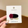 Pinza Elegante de Pato con Rosa Afelpada para Flequillo Otoño e Invierno 2025 Nuevo Clip Lateral