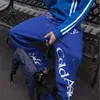 Calça de moletom casual feminina com estampa de letras estilo americano, nova coleção 2026, apresentando um design amplo, versátil e fluido que cria um efeito emagrecedor e uma silhueta comprida.