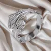 Anillo de acero inoxidable retro chapado en oro, sensación de lujo ligero de alta gama, acero de titanio, no se decolora, estilo nicho, anillo popular transfronterizo