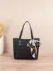 Nova Bolsa Tote Feminina Bolsa de Mão 2026 Versátil Estilo Lenço de Seda Tendência Elegante Bolsa de Ombro Grande Capacidade Bolsa Feminina