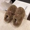 Chinelos de algodão 2026, chinelos peludos femininos, tamanho pequeno, sola grossa, inverno, fofos, versáteis, novo estilo, para usar ao ar livre, que aumentam a altura, modernos