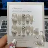 [Foto original real] Diseño de uñas con camelia, borde francés rosa, el popular esmalte de uñas blanco puro de este año.