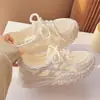 Zapatillas blancas de corte bajo para mujer, nuevo modelo de verano 2026, malla transpirable, finas, suela blanda, cómodos zapatos casuales, zapatillas deportivas