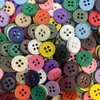 Botões de resina de quatro furos disponíveis em várias cores para roupas infantis, botões de suéter e camisa, acessórios de vestuário DIY feitos à mão, atacado do fabricante
