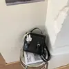Mochila de Alta Qualidade Estilo Academia com Fivelas Duplas 2026 Nova Moda Versátil Bolsa de Mão para o Dia a Dia Bolsa de Ombro com Relevo