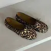 Sapatilhas femininas de pele de carneiro com estampa de leopardo, bico redondo e laço, sapatos baixos femininos estilo balé com bico fino, novos mocassins femininos 2026