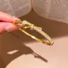 Pulsera de Cierre Redondo con Circonita Chapada en Oro Real de 18K Pulsera de Moda Simple Retro Sensación de Lujo Ligero Joyería de Mano de Alta Gama para Mujeres
