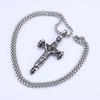 Colgante de hombre estilo europeo y americano con diseño de calavera fantasma, estilo hip hop, estilo retro, de acero de titanio y joyería de fundición.