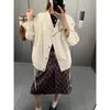 Además, el nuevo modelo de otoño presenta un diseño de dobladillo con cordón, un cuello de solapa, una silueta holgada y una chaqueta corta entalladora MQ1629