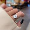 Elegante Estilo Europeo y Americano Simple Anillo de Rosa Nacarada Blanca para Mujer Lujo Ligero Diseño Nicho Sentido Anillo Abierto para Dedo Índice
