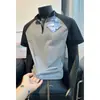Camiseta de Manga Corta con Media Cremallera Estilo Americano para Hombre, Nuevo Estilo Verano 2026, Color Contrastante, Secado Rápido, Top Delgado para Deporte y Entrenamiento Físico