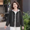 Novos tops de outono, estilosos e que rejuvenescem, jaqueta jeans casual para mães de meia-idade, modelo curto com retalhos e capuz