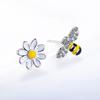 Aretes pequeños de abeja y margarita Temperamento Joker lindos pequeños frescos asimétricos de abeja y margarita venta al por mayor