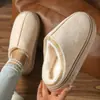 2026 Novo Modelo Transfronteiriço Cor Sólida Retalhos de Couro Sintético Pantufas Domésticas Sola Grossa Antiderrapante Leve Quente Pantufas de Algodão para Mulheres