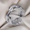 Anel elegante de aço inoxidável vazado estilo europeu e americano para mulheres, luxo leve, senso de alta qualidade, abertura ajustável, anel de titânio não desbota