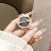 Exquisito Reloj de Mujer Incrustado con Diamantes en Color Dorado, Súper Encantador con una Esfera Negra Texturizada, Correa Metálica Única, Duradero y de Larga Duración