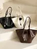 Bolsa tote grande de outono/inverno transfronteiriça nova para mulheres, bolsa de ombro simples e fashion 2026, adequada para trabalho e deslocamento, e pode ser carregada sob o braço