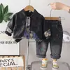 Conjunto de Roupa de Outono para Meninos 2026 Nova Moda Bebê Menino Primavera e Outono Jaqueta de Couro Manga Longa Conjunto de Duas Peças Atacado