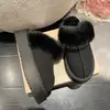 Chinelos peludos de sola grossa para uso externo, novo inverno 2026, quentes, de bico fechado, de algodão, meio chinelo, chinelos de algodão com couro e pele integrados