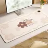 Mouse pad aquecido com tema de desenho animado, perfeito para o inverno, projetado para mulheres que trabalham em escritório, mantém as mãos aquecidas enquanto trabalham na mesa do computador, e é um tapete de mesa aquecido de tamanho grande para o escritório