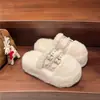 Chinelos de Lã Brancos Deslumbrantes com Plataforma e Fivela nos Dedos para Mulheres Outono/Inverno Uso Externo 2026 Novos Chinelos com Forro de Pelúcia Aumentadores de Altura