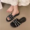 Chinelos de pérola estilo Chanel para mulheres, novo modelo primavera/verão 2026, sapatos baixos para uso externo, adequados para combinar com saias, chinelos de verão femininos para uso externo