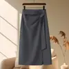 Falda midi gris de mujer para primavera con abertura irregular y diseño ajustado al cuerpo