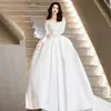 Vestido de Noiva de Cetim para Noivas 2026 Novo Estilo Manga Longa Vestido Principal com Textura de Alta Qualidade, Decote Ombro a Ombro Estilo Francês, Vestido com Cauda para Outono e Inverno