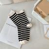 Calcetines gruesos y cálidos de cachemira para otoño e invierno para mujer, estilo coreano, doble aguja, a rayas blancas y negras que combinan con todo, calcetines de media caña, moda ins