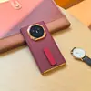 Adecuado para Huawei Mate XT2, este elegante estuche para teléfono cuenta con un soporte giratorio, un diseño con borde dorado y una cubierta trasera anticaídas de doble eje.