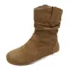Novas botas de tornozelo estilo retrô americano, com aumento de altura, bico redondo, botas curtas estilo western para mulheres, coleção 2026, botas curtas versáteis com detalhes plissados, cor camelo