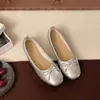Zapatos de abuela elegantes de estilo francés cómodos de punta fina 2026, zapatos planos chic para mujer de punta cuadrada de charol piel suave nueva con lazo