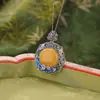 Yilu Plata Miel Ámbar Plata de Ley S925 Vintage Esmalte Peonía Mariposa Hueco Ruyi Estilo Chino Colgante Venta al por Mayor