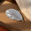 Broche de Hoja Metálica Cepillada de Personalidad de Moda Europea y Americana, Nuevo Diseño Transfronterizo, Adorno de Pecho de Pluma Estilo Lujo Ligero