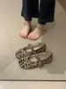 2026 Invierno Nuevo Retro Lana Más Terciopelo Mary Jane Punta Dividida Zapatos de Algodón para Mujer Suela Plana Cálidos Zapatos Individuales Iluminadores de Piel Zapatos Rojos Pequeños