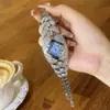 Relógio Feminino de Luxo Leve Nicho Xiaohongshu com Pulseira de Folha Cravejada de Diamantes, Bracelete Totalmente Cravejado de Diamantes de Alta Qualidade, Relógio Quadrado Geométrico a Quartzo