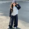 Conjunto de Outono para Meninas 2026 Novo Estilo para Crianças Médias e Maiores Estilo Coreano Blusa Color Block Estilosa Calça de Moletom com Estampa de Letras Conjunto Esportivo de Duas Peças