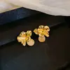 Brincos Tridimensionais de Flor e Folha Estilo Metal Europeu e Americano Transfronteiriços, Simples e Elegantes, Brincos Versáteis com um Toque de Luxo Leve e de Alta Qualidade