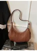 Bolso plisado transfronterizo para mujer, gran capacidad, nuevo bolso cruzado retro de nicho Otoño e Invierno 2026, bolso de hombro único tipo albóndiga para debajo del brazo
