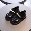 Sapatos pequenos de couro para meninas, nova coleção primavera 2026, infantis de sola macia, antiderrapantes, estilo princesa, para bebês, com miçangas, de tricô e sapatos casuais da moda