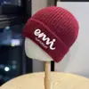 Chapéu de Tricô Pequeno Estilo Coreano para Afinar o Rosto Feminino, Chapéu de Lã Quente para Outono e Inverno que Protege as Orelhas, Turbante Fashion Versátil com Letra, Chapéu Pós-Parto