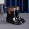 Botas de chuva: antiderrapante, resistente a óleo, resistente ao desgaste, de cano alto, moderno, resistente a odores, à prova d'água, espesso, leve, resistente à água e resistente a manchas, proporcionando calor