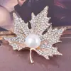 Moda aleación de rhinestone de alta calidad perla de arce broche versión coreana de accesorios boda corsage de novia fábrica al por mayor