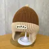 Chapéu Infantil Outono e Inverno Estilo Coreano Letra Proteção de Orelha Chapéu de Tricô Bebê Quente Chupeta Meninos e Meninas Chapéu Pulôver Tendência