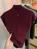 Camiseta de gola alta parcial, slim fit e que valoriza a silhueta, com mangas bufantes pequenas para mulheres, coleção outono/inverno 2026, top base estiloso e versátil