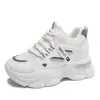 Zapatillas de papá para mujer 2025 primavera y otoño nuevas versátiles de suela gruesa que realzan la altura transpirables casuales deportivas tenis blancos