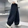 Nueva colección de otoño de ropa infantil: Pantalones deportivos para niños de pierna recta con estampado integral, pantalones largos de punto holgados para niños mayores, estilo moderno para primavera y otoño de 2026