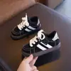 Sapatos Infantis de Primavera e Outono Sapatos de Lona Listrados Sapatos Esportivos Modernos para Meninas Sapatos Individuais da Moda para Crianças Pequenas e Médias Sapatos de Estudante