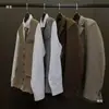 Sala de Modelos de Ropa Suave para Hombres Vestuario Estilo Italiano Sencillo Chaqueta de Traje para Hombres Exhibición de Accesorios Armario Decoración